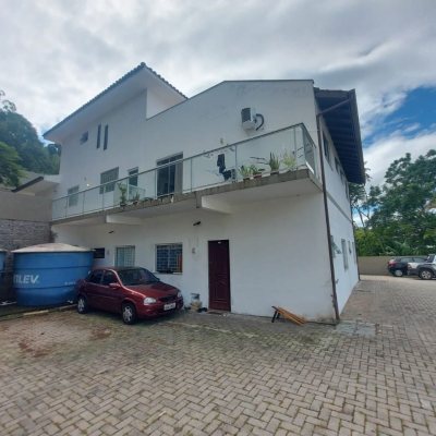 Predio com 352m², 11 garagens, no bairro Carvoeira em Florianópolis