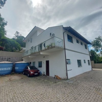 Predio com 352m², 11 garagens, no bairro Carvoeira em Florianópolis
