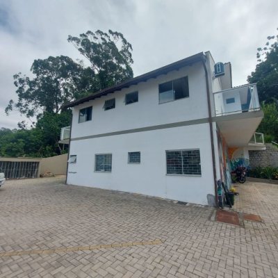 Predio com 352m², 11 garagens, no bairro Carvoeira em Florianópolis
