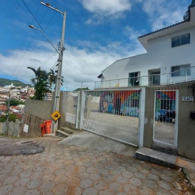 Predio com 352m², 11 garagens, no bairro Carvoeira em Florianópolis