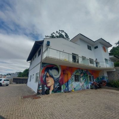 Predio com 352m², 11 garagens, no bairro Carvoeira em Florianópolis