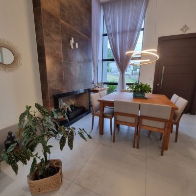 Casa em Condomínio com 236m², 4 quartos, 3 suítes, 4 garagens, no bairro Cachoeira Do Bom Jesus em Florianópolis