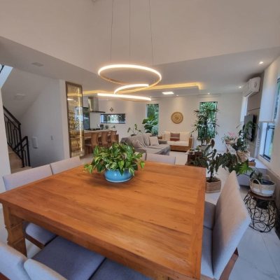 Casa em Condomínio com 236m², 4 quartos, 3 suítes, 4 garagens, no bairro Cachoeira Do Bom Jesus em Florianópolis