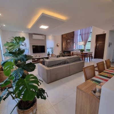 Casa em Condomínio com 236m², 4 quartos, 3 suítes, 4 garagens, no bairro Cachoeira Do Bom Jesus em Florianópolis
