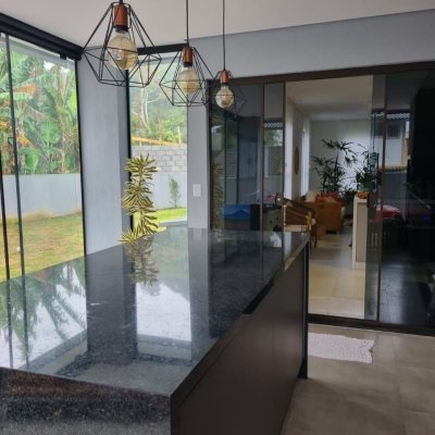 Casa em Condomínio com 236m², 4 quartos, 3 suítes, 4 garagens, no bairro Cachoeira Do Bom Jesus em Florianópolis