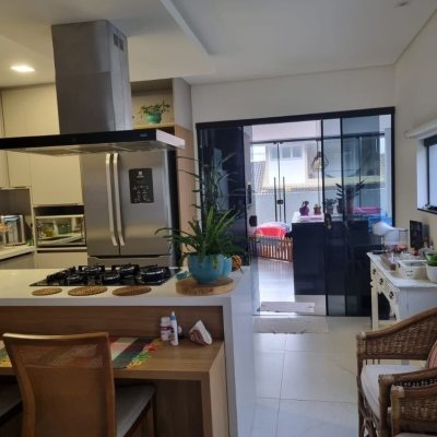 Casa em Condomínio com 236m², 4 quartos, 3 suítes, 4 garagens, no bairro Cachoeira Do Bom Jesus em Florianópolis