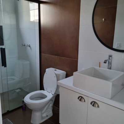 Casa em Condomínio com 236m², 4 quartos, 3 suítes, 4 garagens, no bairro Cachoeira Do Bom Jesus em Florianópolis