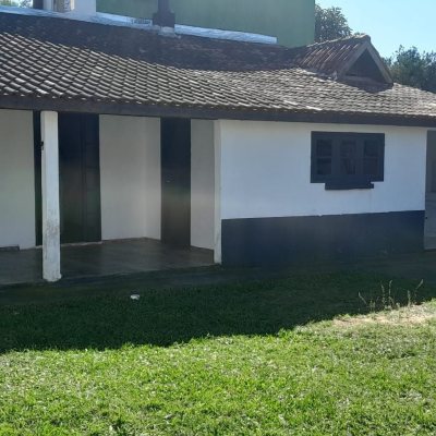 Casa Residencial com 100m², 2 quartos, 1 suíte, 4 garagens, no bairro São João Do Rio Vermelho em Florianópolis