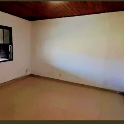 Casa Residencial com 100m², 2 quartos, 1 suíte, 4 garagens, no bairro São João Do Rio Vermelho em Florianópolis