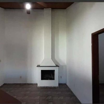 Casa Residencial com 100m², 2 quartos, 1 suíte, 4 garagens, no bairro São João Do Rio Vermelho em Florianópolis