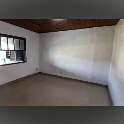 Casa Residencial com 100m², 2 quartos, 1 suíte, 4 garagens, no bairro São João Do Rio Vermelho em Florianópolis