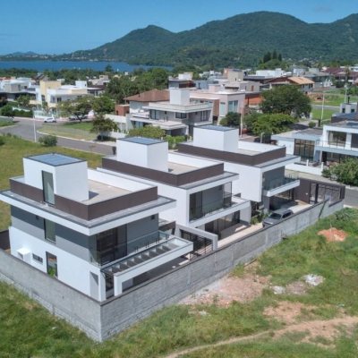 Casa Residencial com 200m², 3 quartos, 3 suítes, 4 garagens, no bairro Lagoa Da Conceição em Florianópolis
