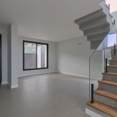 Casa Residencial com 200m², 3 quartos, 3 suítes, 4 garagens, no bairro Lagoa Da Conceição em Florianópolis