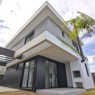 Casa Residencial com 200m², 3 quartos, 3 suítes, 4 garagens, no bairro Lagoa Da Conceição em Florianópolis