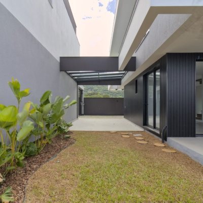 Casa Residencial com 200m², 3 quartos, 3 suítes, 4 garagens, no bairro Lagoa Da Conceição em Florianópolis