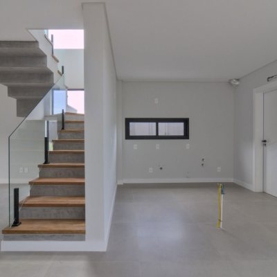 Casa Residencial com 200m², 3 quartos, 3 suítes, 4 garagens, no bairro Lagoa Da Conceição em Florianópolis