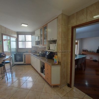 Apartamentos com 202m², 4 quartos, 1 suíte, 2 garagens, no bairro Agronômica em Florianópolis