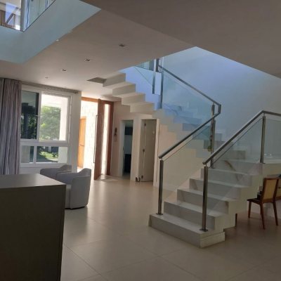 Casa Residencial com 454m², 4 quartos, 4 suítes, 3 garagens, no bairro Rio Tavares em Florianópolis