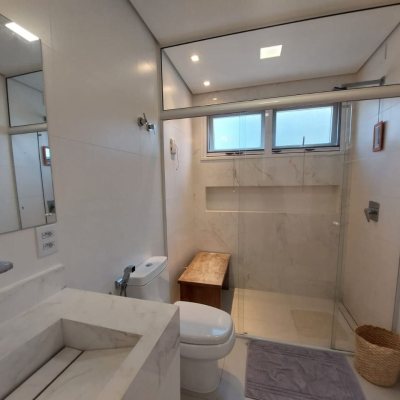 Casa Residencial com 454m², 4 quartos, 4 suítes, 3 garagens, no bairro Rio Tavares em Florianópolis