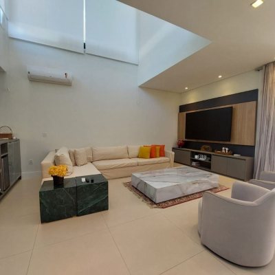 Casa Residencial com 454m², 4 quartos, 4 suítes, 3 garagens, no bairro Rio Tavares em Florianópolis