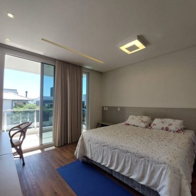 Casa Residencial com 454m², 4 quartos, 4 suítes, 3 garagens, no bairro Rio Tavares em Florianópolis