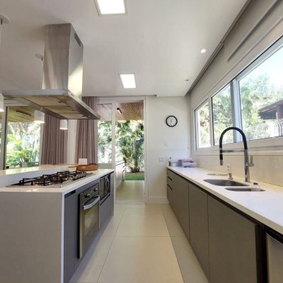 Casa Residencial com 454m², 4 quartos, 4 suítes, 3 garagens, no bairro Rio Tavares em Florianópolis