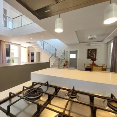 Casa Residencial com 454m², 4 quartos, 4 suítes, 3 garagens, no bairro Rio Tavares em Florianópolis