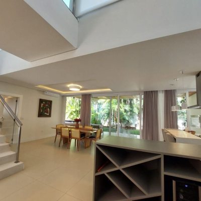 Casa Residencial com 454m², 4 quartos, 4 suítes, 3 garagens, no bairro Rio Tavares em Florianópolis