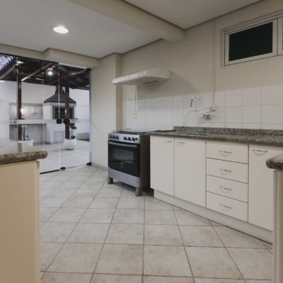Apartamentos com 148m², 4 quartos, 1 suíte, 4 garagens, no bairro Centro em Florianópolis