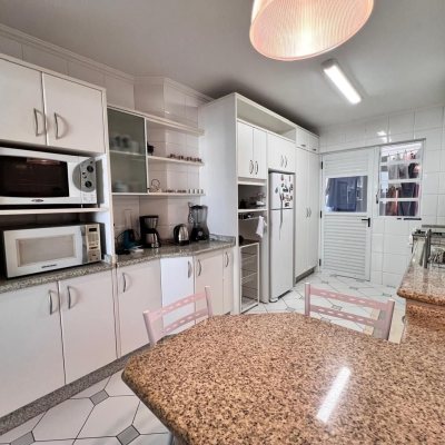 Apartamentos com 148m², 4 quartos, 1 suíte, 4 garagens, no bairro Centro em Florianópolis