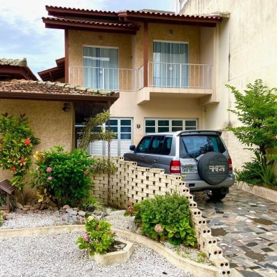 Casa Residencial com 320m², 4 quartos, 1 suíte, 3 garagens, no bairro Praia Comprida em São José