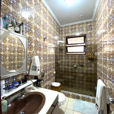 Casa Residencial com 320m², 4 quartos, 1 suíte, 3 garagens, no bairro Praia Comprida em São José