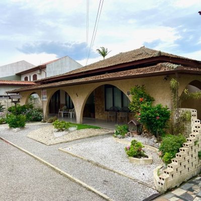 Casa Residencial com 320m², 4 quartos, 1 suíte, 3 garagens, no bairro Praia Comprida em São José