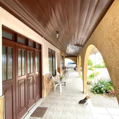 Casa Residencial com 320m², 4 quartos, 1 suíte, 3 garagens, no bairro Praia Comprida em São José