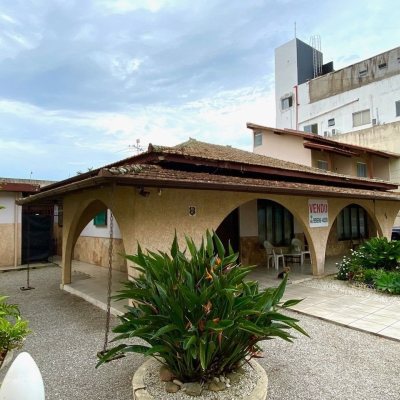 Casa Residencial com 320m², 4 quartos, 1 suíte, 3 garagens, no bairro Praia Comprida em São José