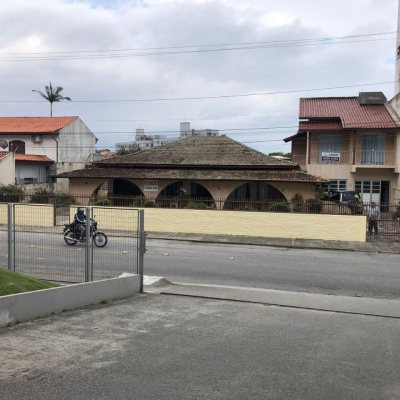 Casa Residencial com 320m², 4 quartos, 1 suíte, 3 garagens, no bairro Praia Comprida em São José