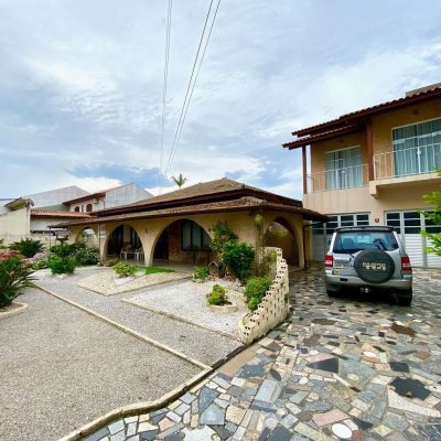 Casa Residencial com 320m², 4 quartos, 1 suíte, 3 garagens, no bairro Praia Comprida em São José