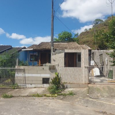 Casa Residencial com 100m², 4 quartos, 4 garagens, no bairro São Sebastião em Palhoça