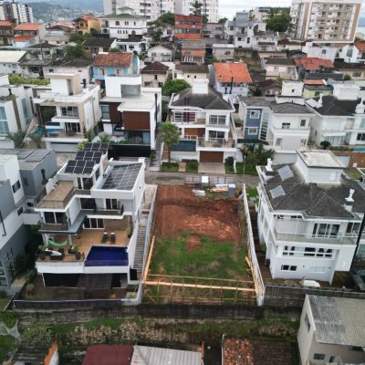 Terrenos Residenciais com 355m², no bairro Estreito em Florianópolis