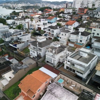 Terrenos Residenciais com 355m², no bairro Estreito em Florianópolis