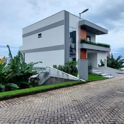 Terrenos Residenciais com 355m², no bairro Estreito em Florianópolis