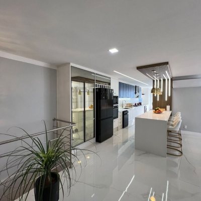 Cobertura com 195m², 3 quartos, 3 suítes, 2 garagens, no bairro Ingleses do Rio Vermelho em Florianópolis