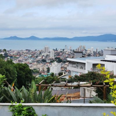 Casa em Condomínio com 302m², 4 quartos, 1 suíte, 4 garagens, no bairro Bosque Das Mansões em São José