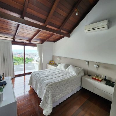 Casa em Condomínio com 302m², 4 quartos, 1 suíte, 4 garagens, no bairro Bosque Das Mansões em São José