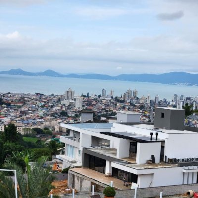 Casa em Condomínio com 302m², 4 quartos, 1 suíte, 4 garagens, no bairro Bosque Das Mansões em São José