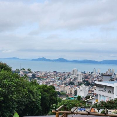 Casa em Condomínio com 302m², 4 quartos, 1 suíte, 4 garagens, no bairro Bosque Das Mansões em São José