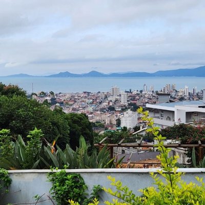 Casa em Condomínio com 302m², 4 quartos, 1 suíte, 4 garagens, no bairro Bosque Das Mansões em São José