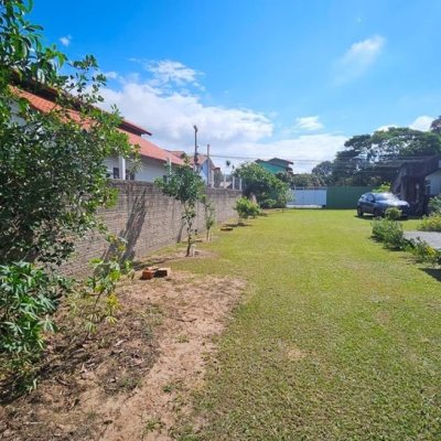 Casa Residencial com 470m², 5 quartos, 1 suíte, 3 garagens, no bairro São João Do Rio Vermelho em Florianópolis