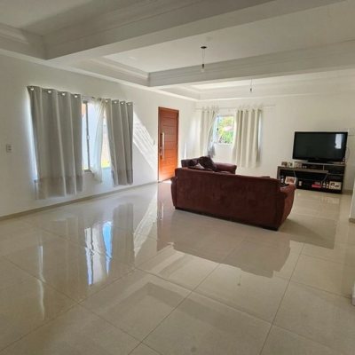 Casa Residencial com 470m², 5 quartos, 1 suíte, 3 garagens, no bairro São João Do Rio Vermelho em Florianópolis