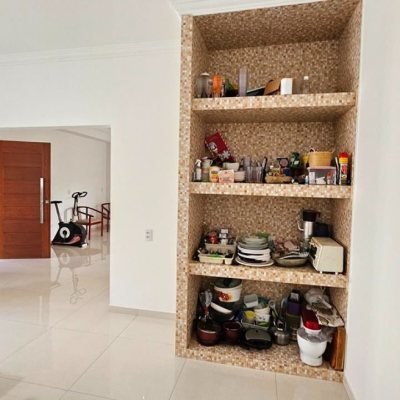 Casa Residencial com 470m², 5 quartos, 1 suíte, 3 garagens, no bairro São João Do Rio Vermelho em Florianópolis